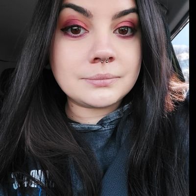 Cat Mom 😺😺
Horror 🔪
Full-time Professional Entertainer to Myself 🤡