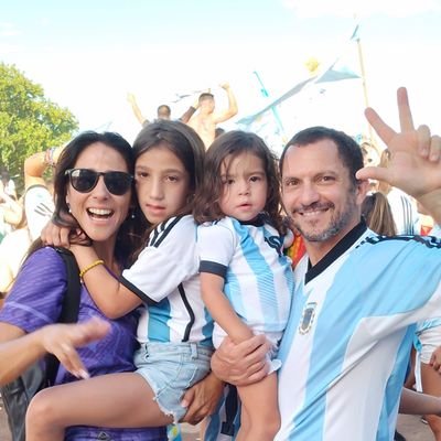 Papá de Felicitas e Isabel. CPN (UBA). Posgrado Derecho Tributario (Dcho UBA- C.A.San Isidro).
