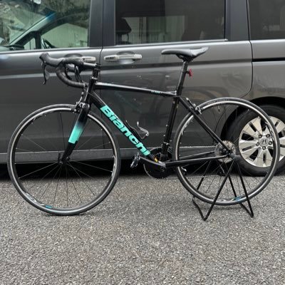 初めまして！ついに念願のBianchiヴィアニローネ7の105を購入しました！ロードバイクは超初心者です。皆様の投稿を見させてもらって私も頑張って続けていきたいと思います！チェレステカラーと迷いましたがブラックに惹かれてこちらにしました！4歳と7歳の二児のパパです！無言フォローごめんなさい🙏