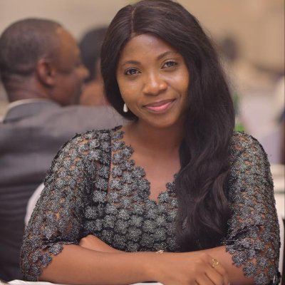 Habite à Kinshasa, chrétienne, entrepreneure, passionnée par la musique, juriste, community manager, dynamique, aime apprendre, amoureuse de sa patrie