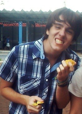 tenho 16 anos um garoto que gosta de se sentir livre gosta de estar feliz sempre e dos amigos em minha volta apenas isso que se descreve mt se limita ^^'