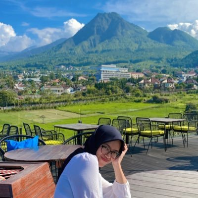 Manusia biasa yang takdirnya gak biasa-biasa.