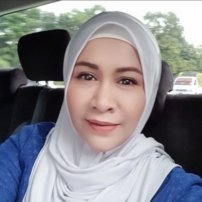 Saya seorang wanita yang berbudi luhur dan selalu sibuk bekerja sebagai investor dalam pertumbuhan digital, tunangan yang menikah dengan anak-anak dari keluarga