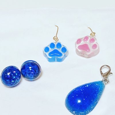 レジンアクセサリーの作成を始めました。 まだ初心者なので販売はしていませんが、いつか販売出来るようになるのが夢です！