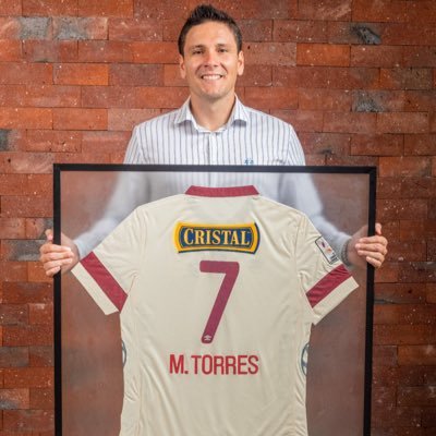 Futbolista profesional. Licenciado en Comunicación Estratégica. Máster en Gestión Deportiva. Máster Internacional de Negocios y Administración del Fútbol.