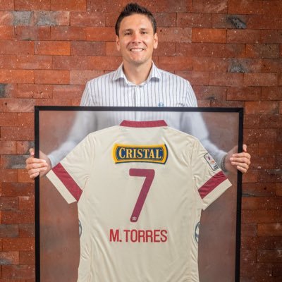 Futbolista profesional. Bachiller en Comunicación Estratégica. Máster en Gestión Deportiva. Máster Internacional de Negocios y Administración del Fútbol.