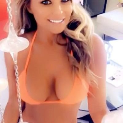 💕shy at first but then a outgoing 5ft lil blonde that loves to shoot, muddying,movies, photography and sweet gentleman