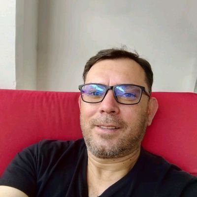 Soltero, Bogotano, hincha de independiente Santa fe, leer, deporte.