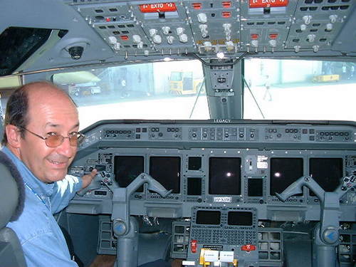 Ingeniero en Aeronáutica con posgrado en Escuela Nacional Superior de la Aeronáutica y el Espacio de Toulouse, Francia. Apasionado de México y lo ético.