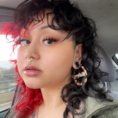 she/her. I rolllerskate. ACAB