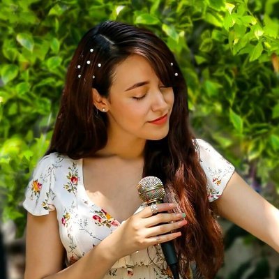 ° Cantante || Mexicana °Riendo desde el 98.
Papas fritas para el hambre, pulquito para la sed, anillitos en los dedos y el corazón para usted.