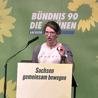 Mag Menschen und Zahlen, deshalb Politikerin. Europäerin und Sächsin. Kreisrätin für @Die_Gruenen Mittelerde - pardon, Mittelsachsen. Energiewende-Nerd. 🏳️‍🌈