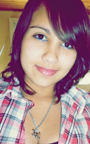 16 anos, leonina, estudante, gremista, gaúcha. Modelo, atriz, cantora, símbolo sexual e mentirosa .