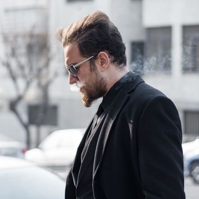 K_Pahlavani's profile picture. هر از گاهی صحنه‌ای را به تصویر می‌کشم، می‌نویسم و می‌نوازم.