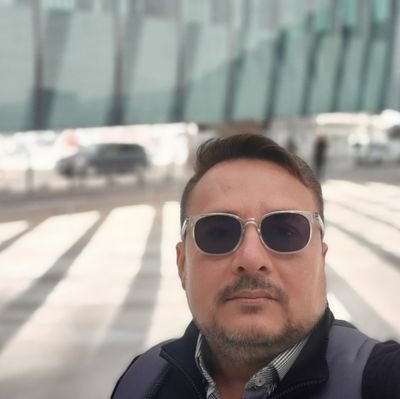 Arquitecto, fotógrafo, filósofo y soñador, todo en modo aficionado pero con mucha ética y responsabilidad...
Soy un Knowmad