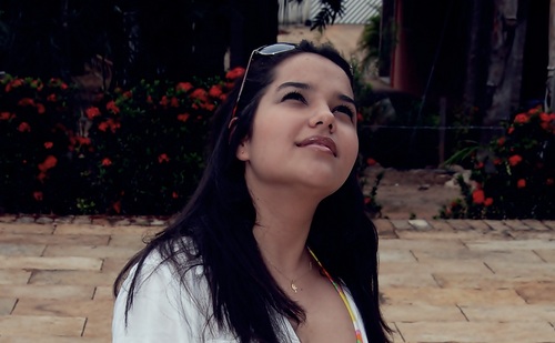 Eu brinco mesmo. Faço graça mesmo. Falo merda mesmo. Sou idiota mesmo. Adoro fazer as pessoas sorrirem, mesmo eu não estando bem.