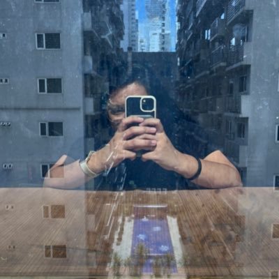 melissatinawin's profile picture. halfway