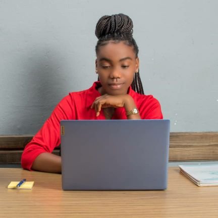 Juriste/
PDG de DCproject/
Conceptrice et gestionnaire de projets.