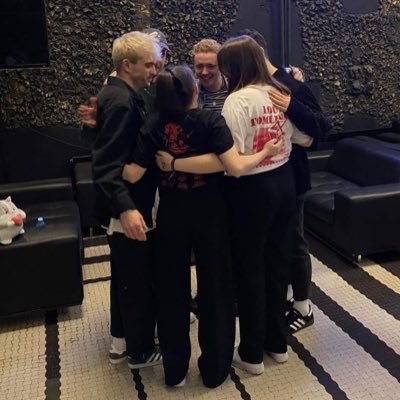 trumpetgirl1999's profile picture. living, not surviving | 1D and OTP are my home | saw OTP x18, Niall, Lou x4, Harry x2, Joker Out x4 and Giant Rooks