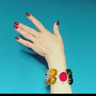 Milano nel cuore, l'Italia nella testa, il mondo libero nel sogno. Ma chi l'ha detto che le perle non si portano in trincea???
E la mano è mia.