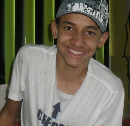 15 anos, escorpiano, solteiro, chocolátra, flamenguista, chato, brincalhão. segue ai bjs ;*