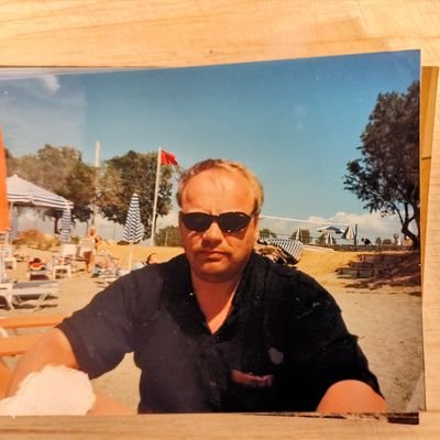 Samhällsintresserad . Ser hur allt sakta går åt helvete. och hur man bekämpar dem som
försöker stoppa förfallet. jag hoppas ännu på ett lyckligt slut/Di Leva