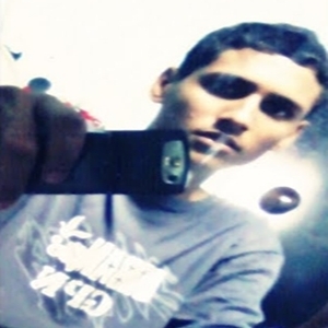 16 anos ,  Aquariano , estudos , músicas , electro dance , futebol , fluminense , chocolate , guaraná , feio&feliz *-*