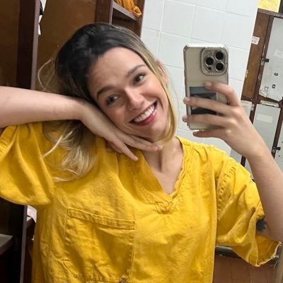 “Saga daqueles que não acreditam na vida de instagram.” Acadêmica de Medicina, apaixonada por livros e por isso conto um pouco por aqui.