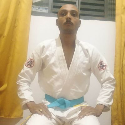 Atleta de judô e jiu-jitsu, futuro professor  de educação física, sou de extrema direita, minha bandeira, família tradicional, religião é isso que eu defend