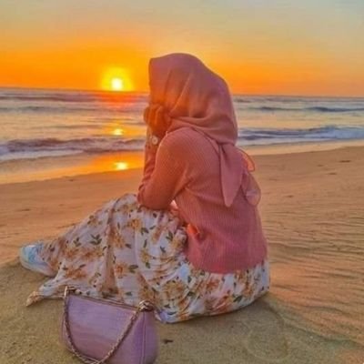 كل حلم يهرب العمر. 💜🌻 فلا نستطيع الأمساك بيه.🌻 فعيب السنين انها تصنع الذكريات ❤️ وعيب الذكريات انها لاتعيد العمر 💙🌺🌸