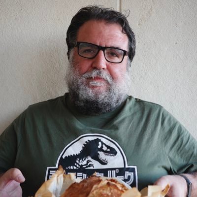 Nos vemos en Bluesky. Tras mucho tiempo negandolo, ahora afirmo: soy fotógrafo. Y editor. Y coordinador de la Beca Fuego.