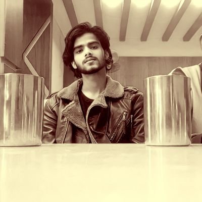 आँखा 👀 मा हजारौं सपना बोकेर ।
अँध्यारो रातमा 🌃 नाङ्गो खुट्टा ले हिडेको मान्छे हो म !
यात्रा मा दुइ चार काटा नै गडे मा के नै फरक पर्छ र 🥺🥀
