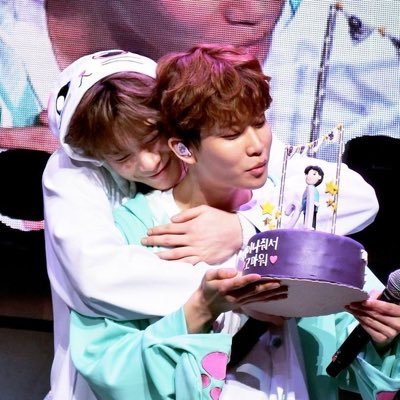 มยองจุนมุบมิบ🤍 บินนี่ต้าวเห็ดดดด 🤍#ASTRO #AROHA 💜 พวกคุณคือพาวเวอร์แบงก้อนโตของเก๊าเลยงับบบ #IOrevieww เล่นแอคนี้เพราะอีก 2 แอคโดนระงับ 🙏🏻