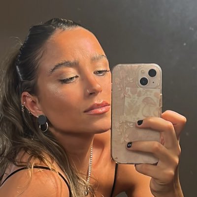 charomolina98's profile picture. 