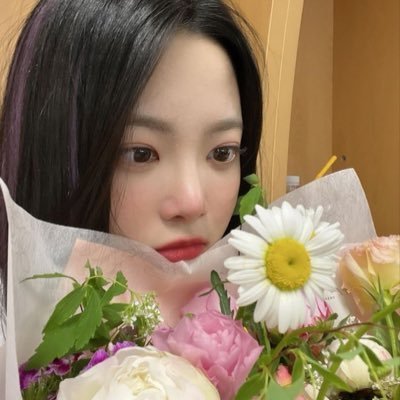 : ̗̀➛ | vivi stans for chuu ! | class president of district 4 ✩‧₊˚
