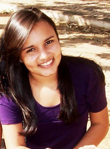 Não posso pretender que todas as pessoas gostem de mim, mas posso imaginar que alguém goste e talvez um sorriso meu possa fazer alguém sorrir.