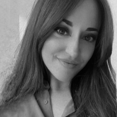 “Una mujer debe ser dos cosas, quien ella quiera y lo que ella quiera” - Coco Chanel -
