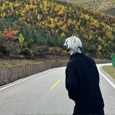 wngy140478's profile picture. 酥峰半显犹未观，
欲解罗裙片偷欢。
翻山越岭丛中过，
细细涓流涌出来。
细细品尝人间味，
亏我清樽万贯酒。
长枪策马上雪山，
胜过琼浆金枝液。