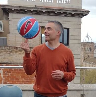 Enginyer agrícola a qui se li moren les plantes.

Entrenador de basquetbol