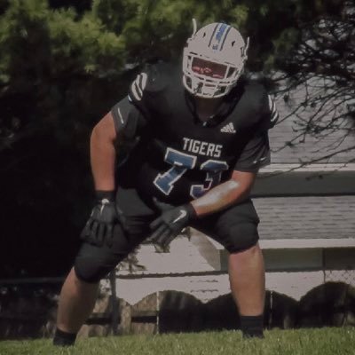 6’2 Offensive tackle about 320lbs bench 315 ,squat 425 deadlift 405 looking to get stronger 3 years of eligibility left looking for a new home