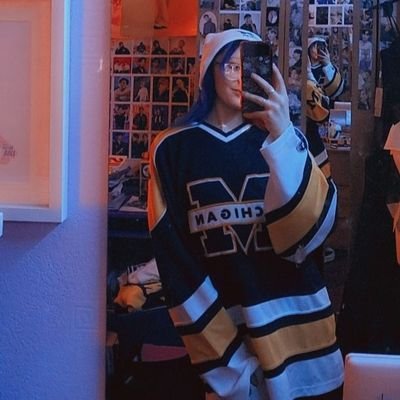 fife flyers + maple leafs + ny rangers + umich          
#19 briss | nhl | f1 | motogp | nll | pll -  05:26 ; svt              
• fashion student✨️