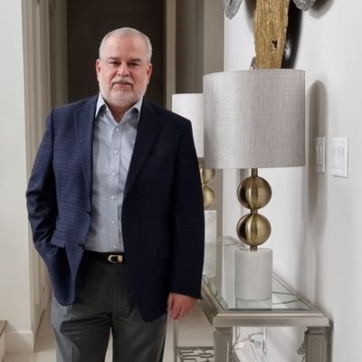 Tamaulipeco apasionado de la Política, Contador Público,Maestro en Derecho Fiscal,Director del Despacho Flores Sanchez, APS S.C y Socio en GP International LLC.