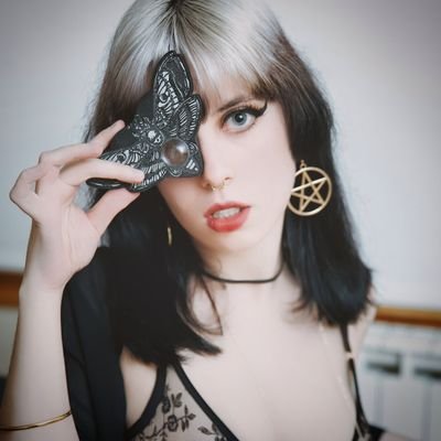 🖤 E-Girl & Goth 🖤
🎮 Gamer Nerd 🎮
❤️‍🔥 Alt model & Cosplayer ❤️‍🔥
🎀 SG Hopeful & Cosplay Deviant🎀
📩 For business DM me 📩
⬇️ Check my fans-only pages ⬇️