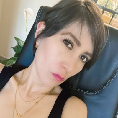 Pensamiento divergente, directa, vanidosa, sarcástica, medio mamona; aún así un pinche amor. amante de la filosofía y estudiosa de la misma.