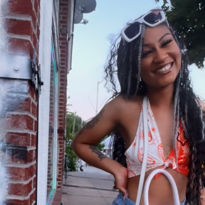 noigniyahhh's profile picture. somewhere between psychotic & iconic.