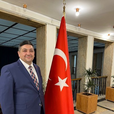 Yönetim Doktoru - İletişim Doçenti. Disiplinlerarası çalışır.