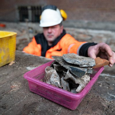 In de Haagse bodem liggen archeologische sporen en resten die duizenden jaren oud zijn. Archeologie beschermt, onderzoekt, bewaart en presenteert deze resten.