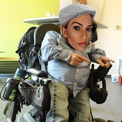 Ich bin die Megazicke unter all den #Lausemädchen
Lasse mir gern den Popo versohlen, wenn die Toblerone hart, gross & prall ist!