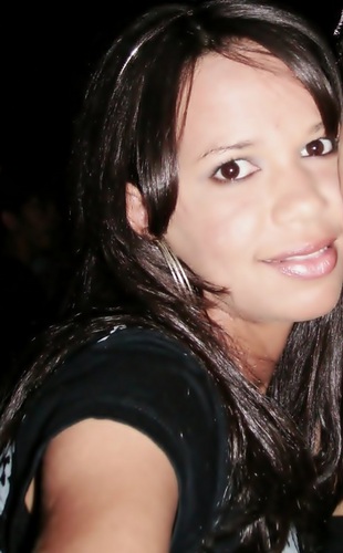 Moleca, realizada, atrapalhada, twitteira viciada e muito... mas MUUUITO feliz e Apaixonadaa! ;)