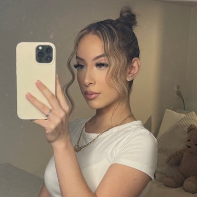 _melissamunozz's profile picture. fuck off, respectfully